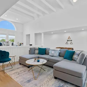 Stylish Townhome - Foosball Table, Laundry, Parking! Phoenix